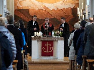 Leiteten gemeinsam den Festgottesdienst: Pfarrer Thomas Huber, Regionalbischof Thomas Prieto Peral und Pfarrer Florian Herrmann.