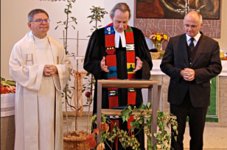 Ökumenischer Segen für die nun 70 Jahre alte evangelische Auferstehungskirche: In der Mitte der evang. Geistliche Simon Stritar, links der katholische Pfarrer Piotr Wandachowicz, rechts der neuapostolische Prediger Gerd Wolferstetter