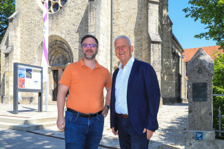 Mit Stolz blicken der Traunsteiner Pfarrer Alois Vogl und Dekan Peter Bertram (rechts) auf die vor 125 Jahren im spätromanischen Stil erbaute Auferstehungskirche. Mit einem großen Festgottesdienst feiert die Kirchengemeinde das Jubiläum am 14. Juli mit Regionalbischof Thomas Prieto Peral.