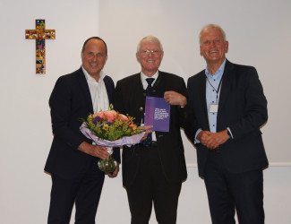 Wirtschaftsprüfer Dieter Pape (Mitte) erhielt für 22 Jahre im Kuratorium der Diakonie das goldene Kronenkreuz, ausgehändigt von Vorstand Andreas Karau (links) und Dekan Peter Bertram.